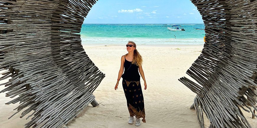 TourCompass lid staat op het strand in Tulum in december