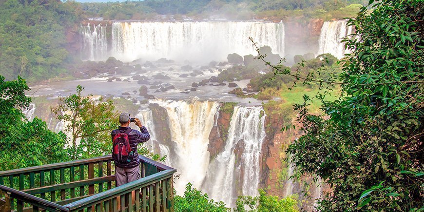 Man maakt foto's van de Iguazú watervallen in de wintermaanden