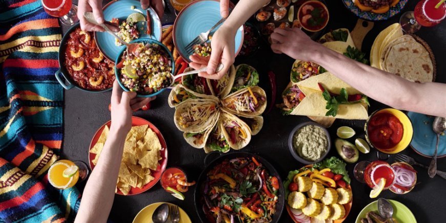 Mensen delen Latijns-Amerikaans eten