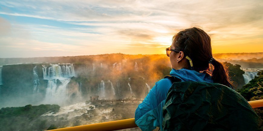 Vrouwen kijken naar zonsondergang bij de Iguazú watervallen aan de Braziliaanse kant