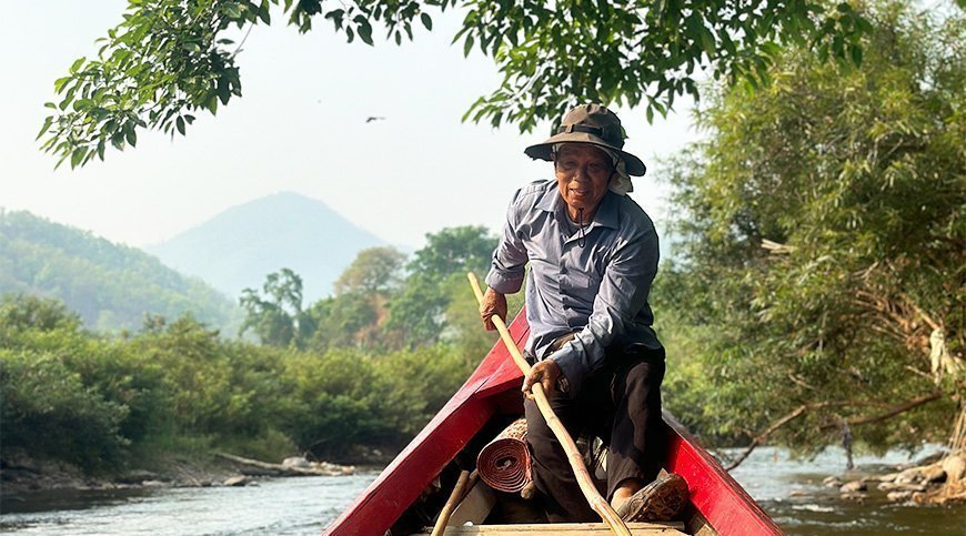 Lokale man op een boot in Noord-Thailand