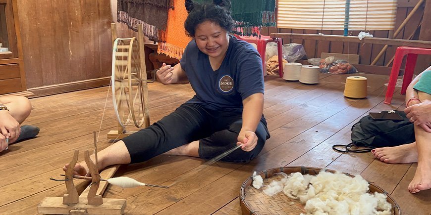 Vrouw van de lokale Karen stam maakt haar handwerk