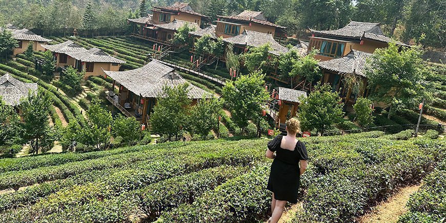 Michelle wandelt door het landschap van Ban Rak Thai