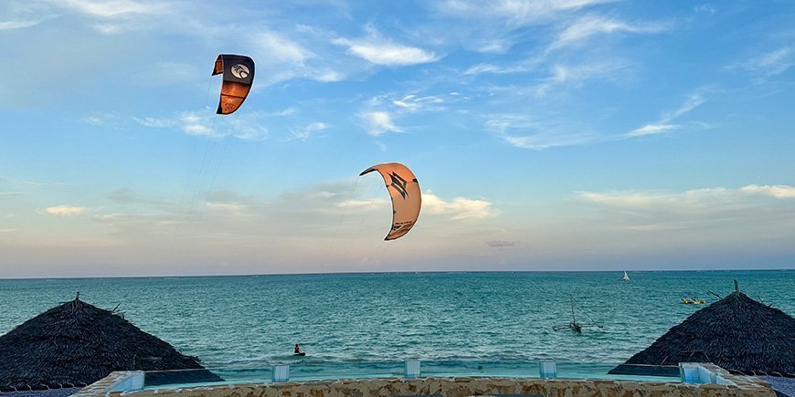 Kitesurfers op het strand van Paje op Zanzibar