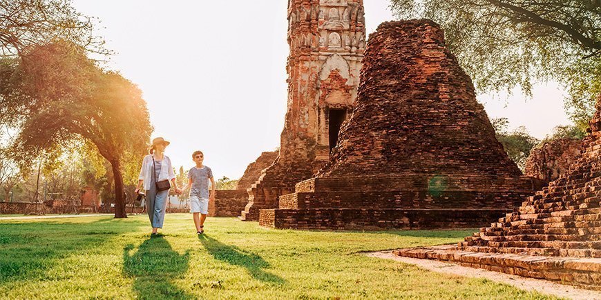 Moeder en zoon wandelen in Ayutthaya, Thailand