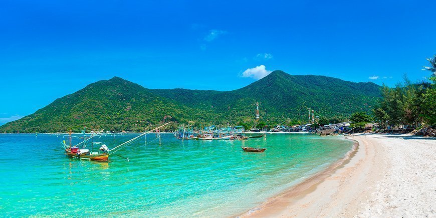 Prachtig strand en blauwe lucht op Koh Phangan in Thailand