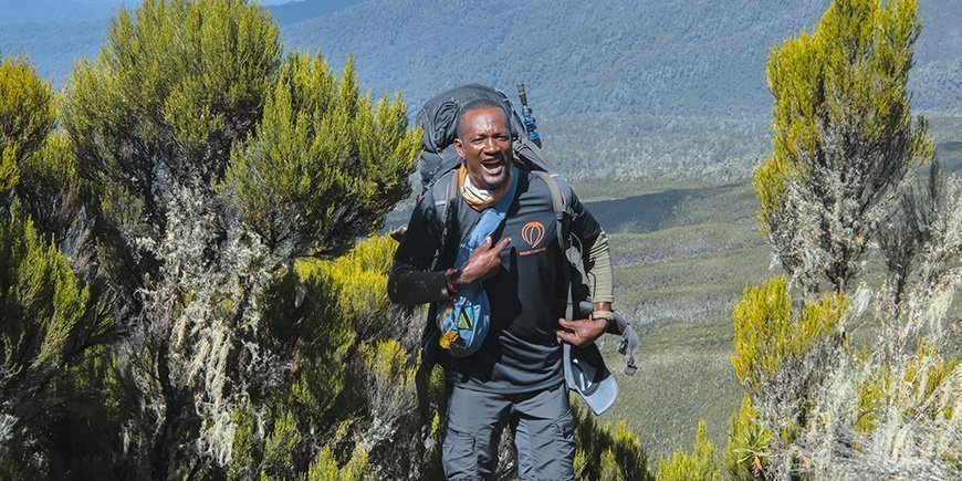 Vrolijke TourCompass gids op de Kilimanjaro