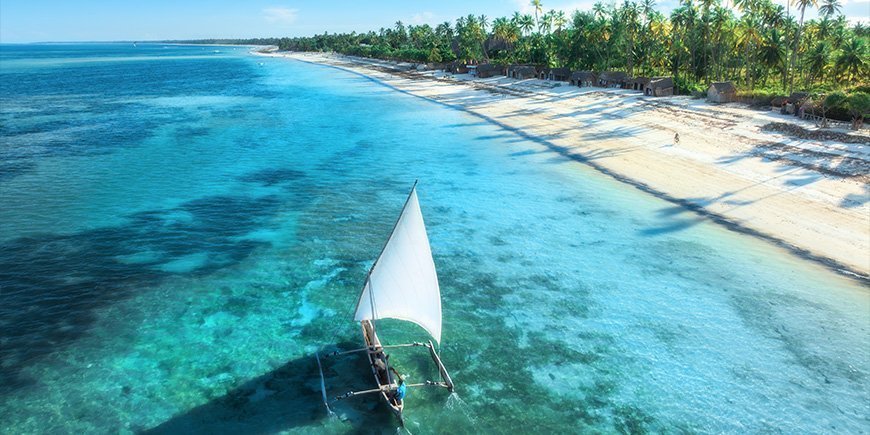 Traditionele boot voor het strand in Zanzibar, Tanzania