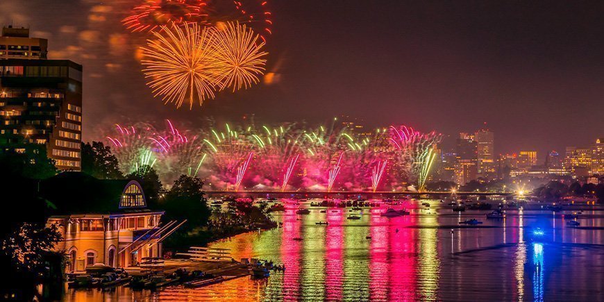 Kleurrijk vuurwerk boven Boston op 4 juli