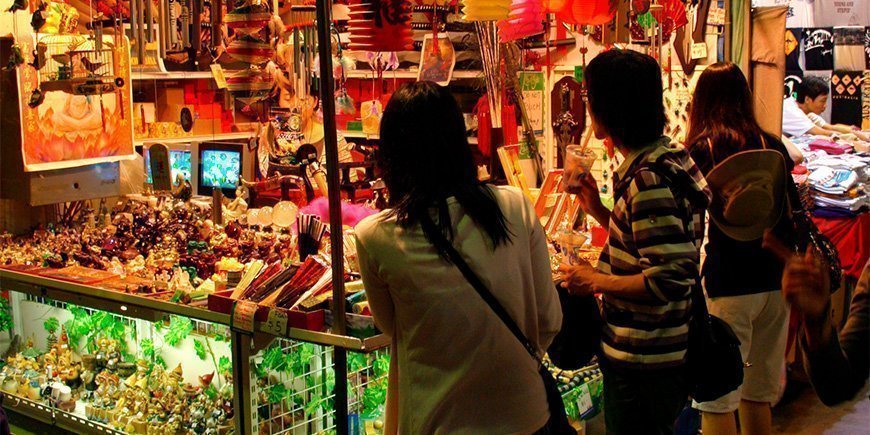 Mensen in paddy's markt in Chinatown, Sydney, Australië
