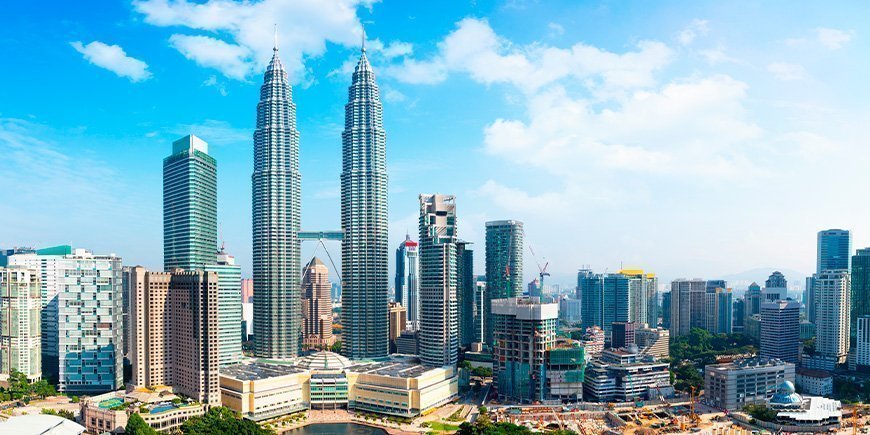 Uitzicht op Petronas Towers in Kuala Lumpur op een zonnige dag