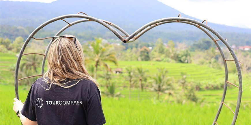 Vrouwelijk TourCompass teamlid bekijkt rijstterrassen op Bali in september