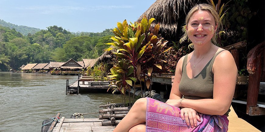 Cecilie van TourCompass op een bankje bij River Kwai