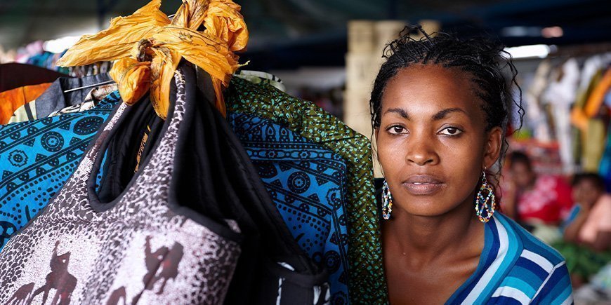Vrouw op een markt in Nairobi