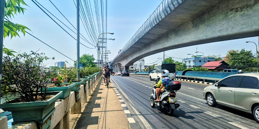 Op fietstocht door de straten van Bangkok