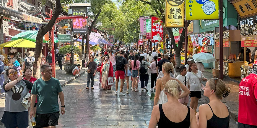 De dochters van Claus lopen op straat in China.