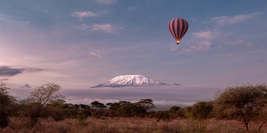 Op safari in een heteluchtballon boven Amboseli in Kenia met uitzicht op Kilimanjaro