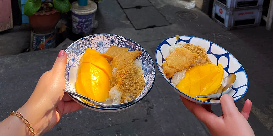 Twee borden met mango sticky rice