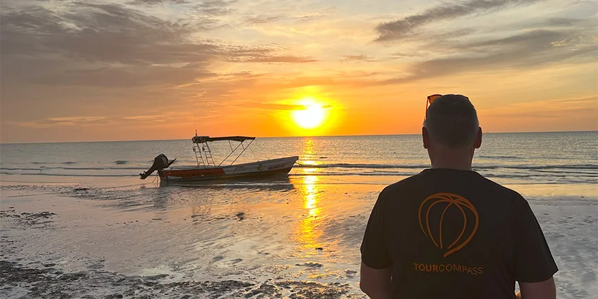 Tom geniet van de prachtige zonsondergang op Isla Holbox in Mexico