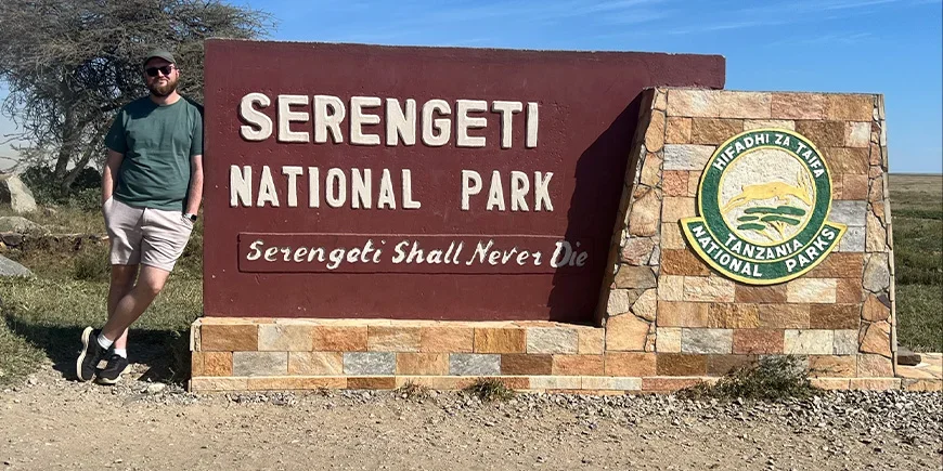 Liam bij de ingang van de Serengeti