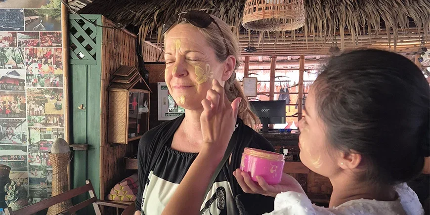 Britta krijgt haar gezicht beschilderd door een lokale inwoner