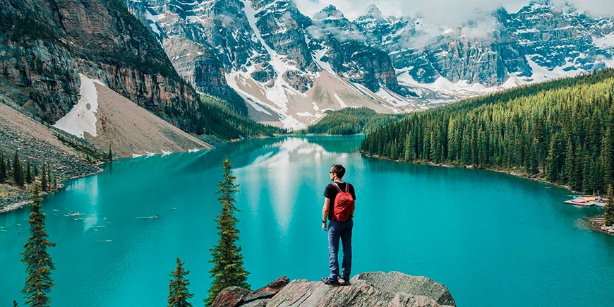 Man geniet van het uitzicht op Moraine Lake