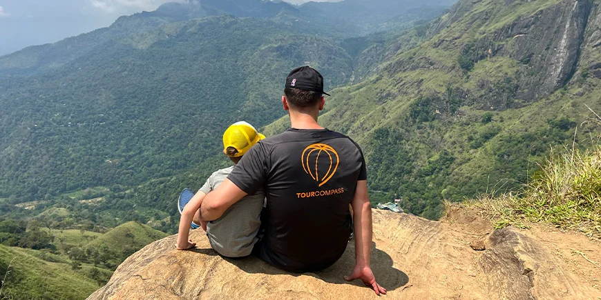 Vader en zoon op Little Adam's Peak in Sri Lanka