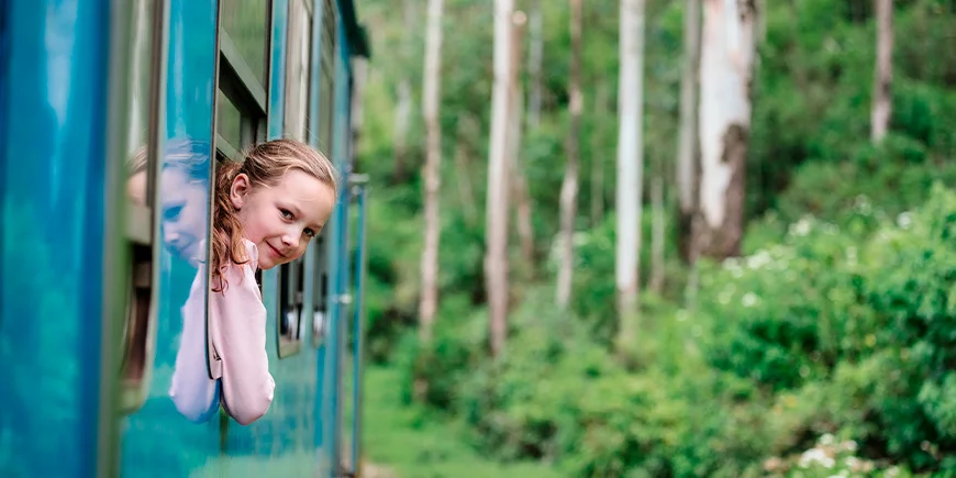 Meisje in de trein van Ella naar Kandy in Sri Lanka