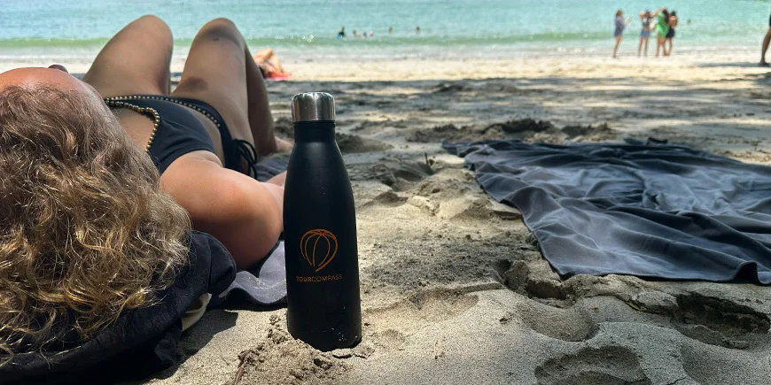 Vrouw ligt op zonnige dag op strand in Costa Rica.