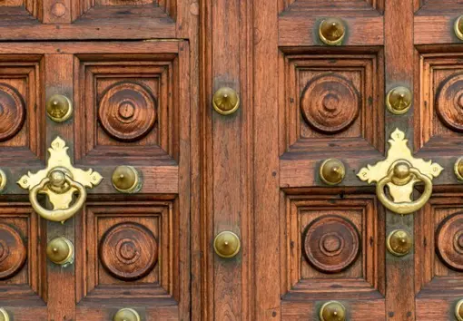 Deur in Stone Town in Indische stijl, met details van messing