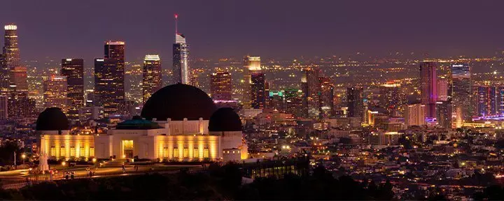 Griffith Observatory in Los Angeles in het donker met uitzicht over de stad