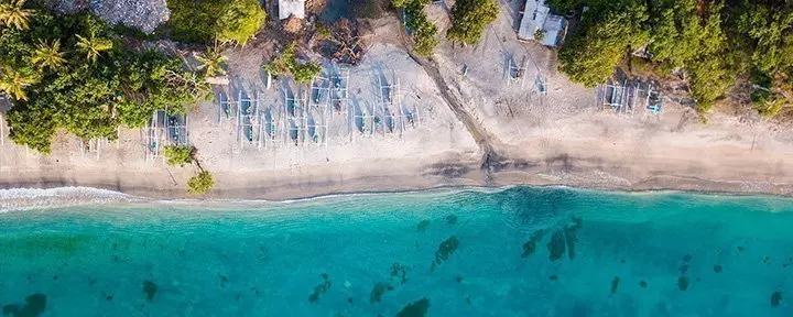 Overzichtsfoto van een strand in Indonesië
