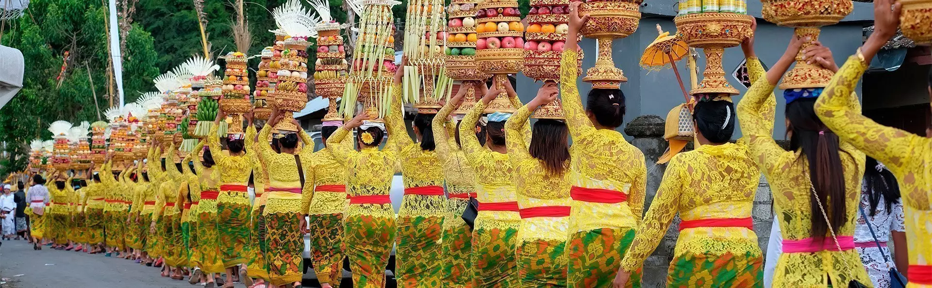 Processie van prachtige Balinese vrouwen in traditionele kostuums, op weg naar een hindoeïstische ceremonie op Bali.
