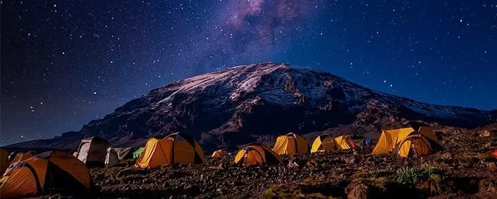 Kamp onder een sterrenhemel aan de voet van de Kilimanjaro