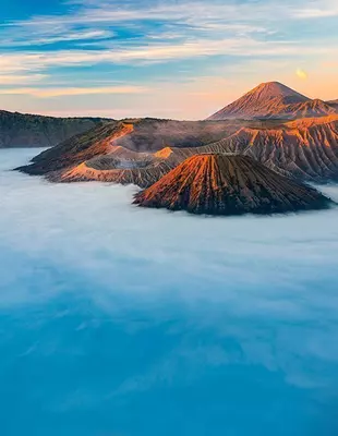 De vulkaanberg Bromo bij zonsopgang in Oost-Java, Indonesië, omgeven door ochtendmist