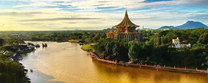 Avondzon over de Sarawak rivier in Kuching, Sarawak, Borneo