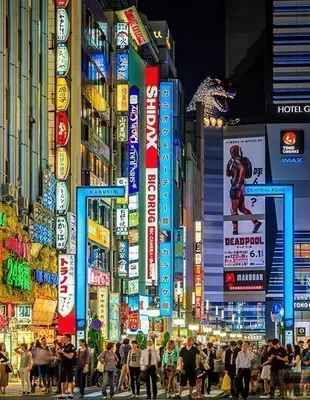 Shinjuku in avondlijk Tokyo