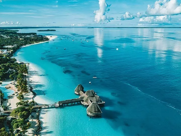 luchtfoto van strand op zanzibar