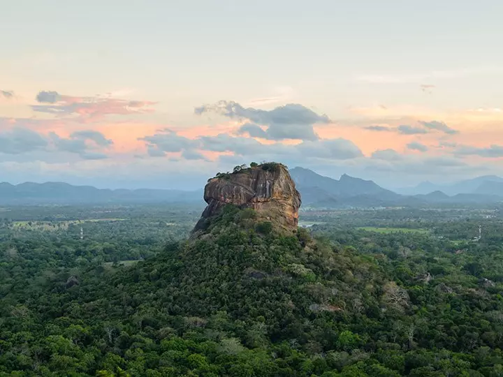 Beeld van Sigiriya in Sri Lanka in het licht van de zonsondergang