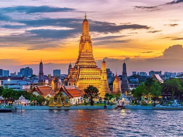 Wat Arun-tempel bij zonsondergang in Bangkok, Thailand
