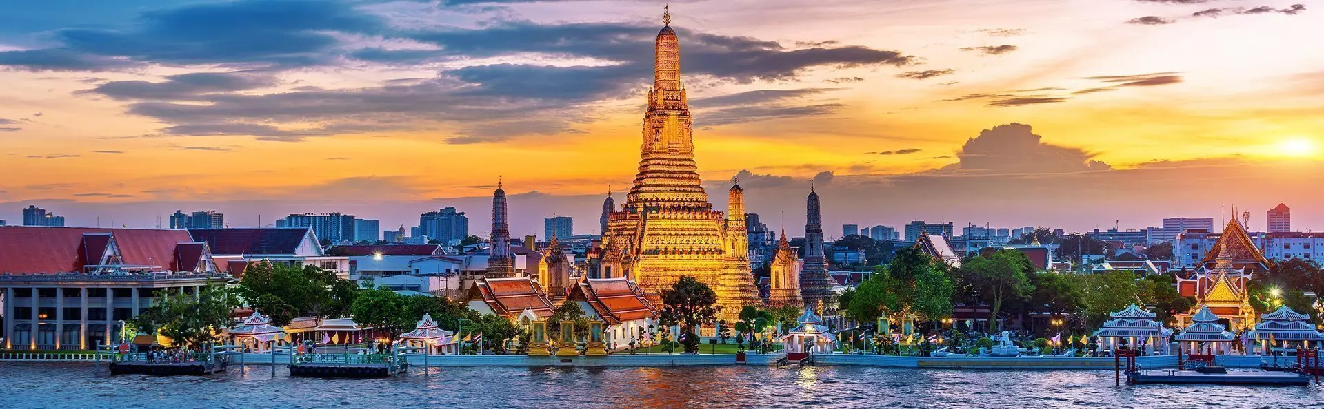 Wat Arun-tempel bij zonsondergang in Bangkok, Thailand