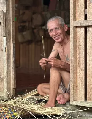 Glimlachende man van de Iban-stam in Batang Ai