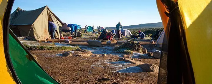 Uitzicht vanuit een tent op het Kilimanjaro-kamp