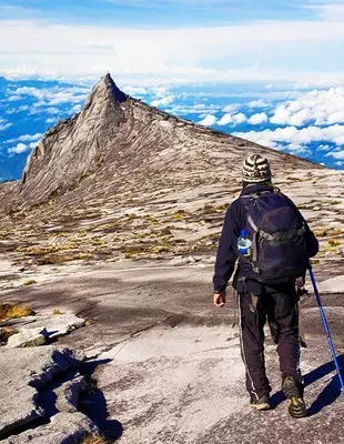 Man op trektocht op Mount Kinabalu in Maleisië