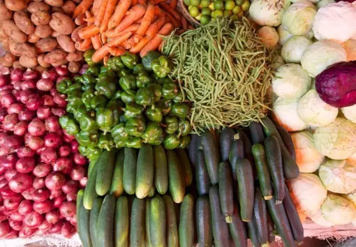 Kleurrijke groentes op de markt van de stad