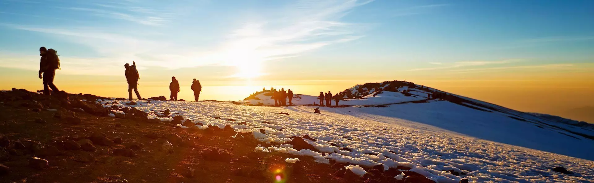 Trekkers op de Kilimanjaro bij zonsopgang