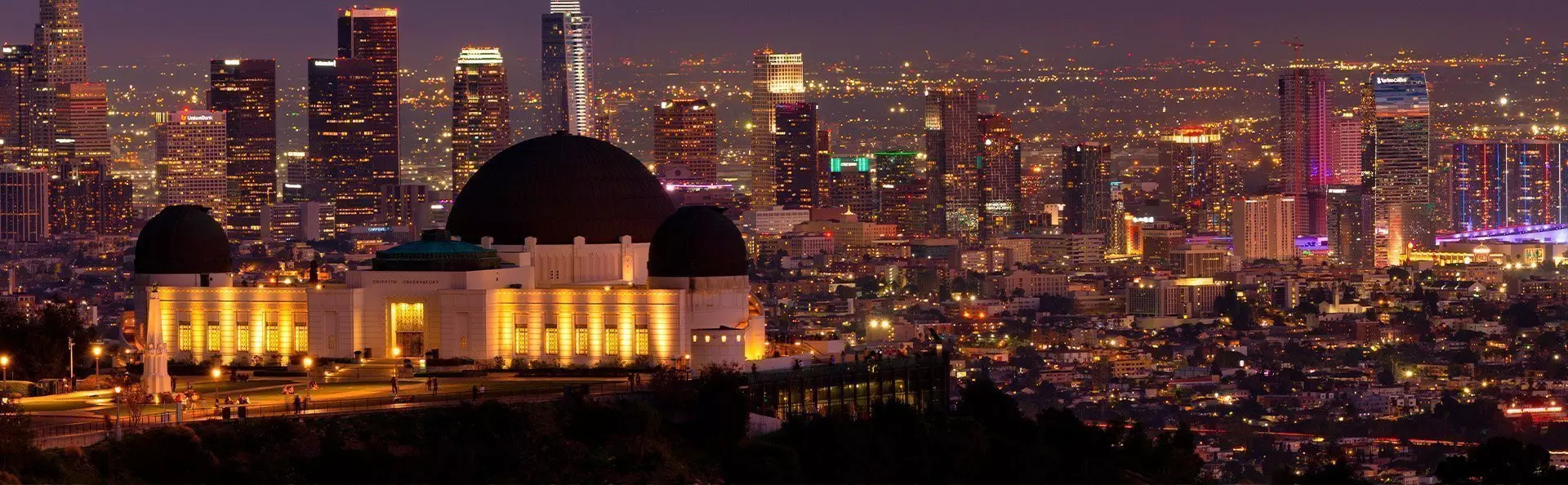 Griffith Observatory in Los Angeles in het donker met uitzicht over de stad