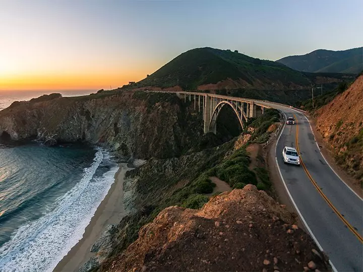 Zonsondergang over Bixby Bridge in Californië