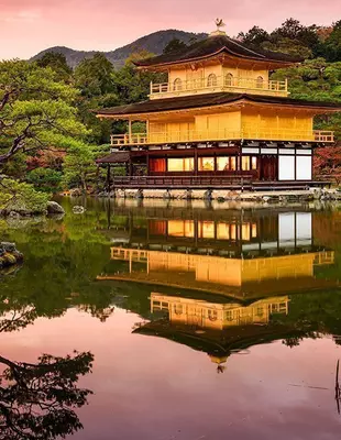 Het Gouden Paviljoen, Kinkaku-ji, in Kyoto, Japan