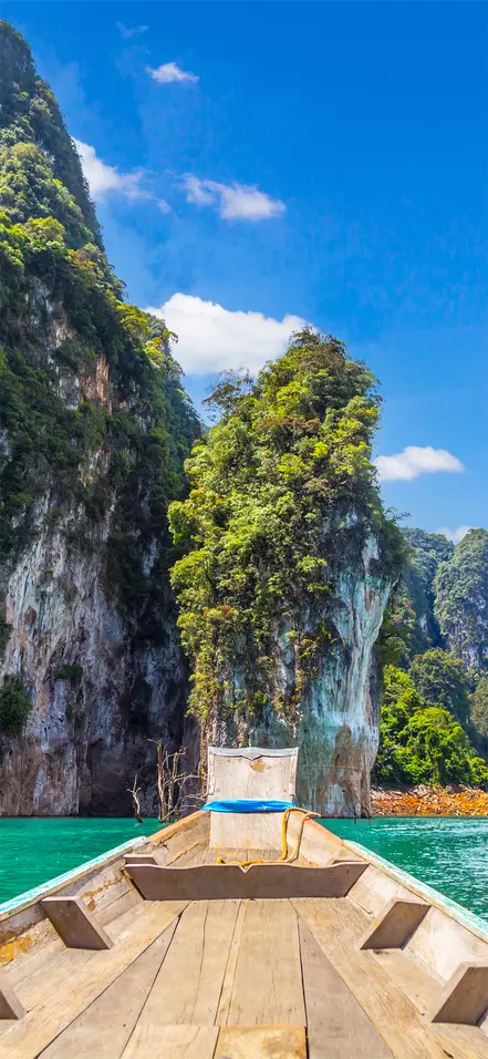 Een longtailboot op een meer in het Khao Sok Nationaal Park in Thailand